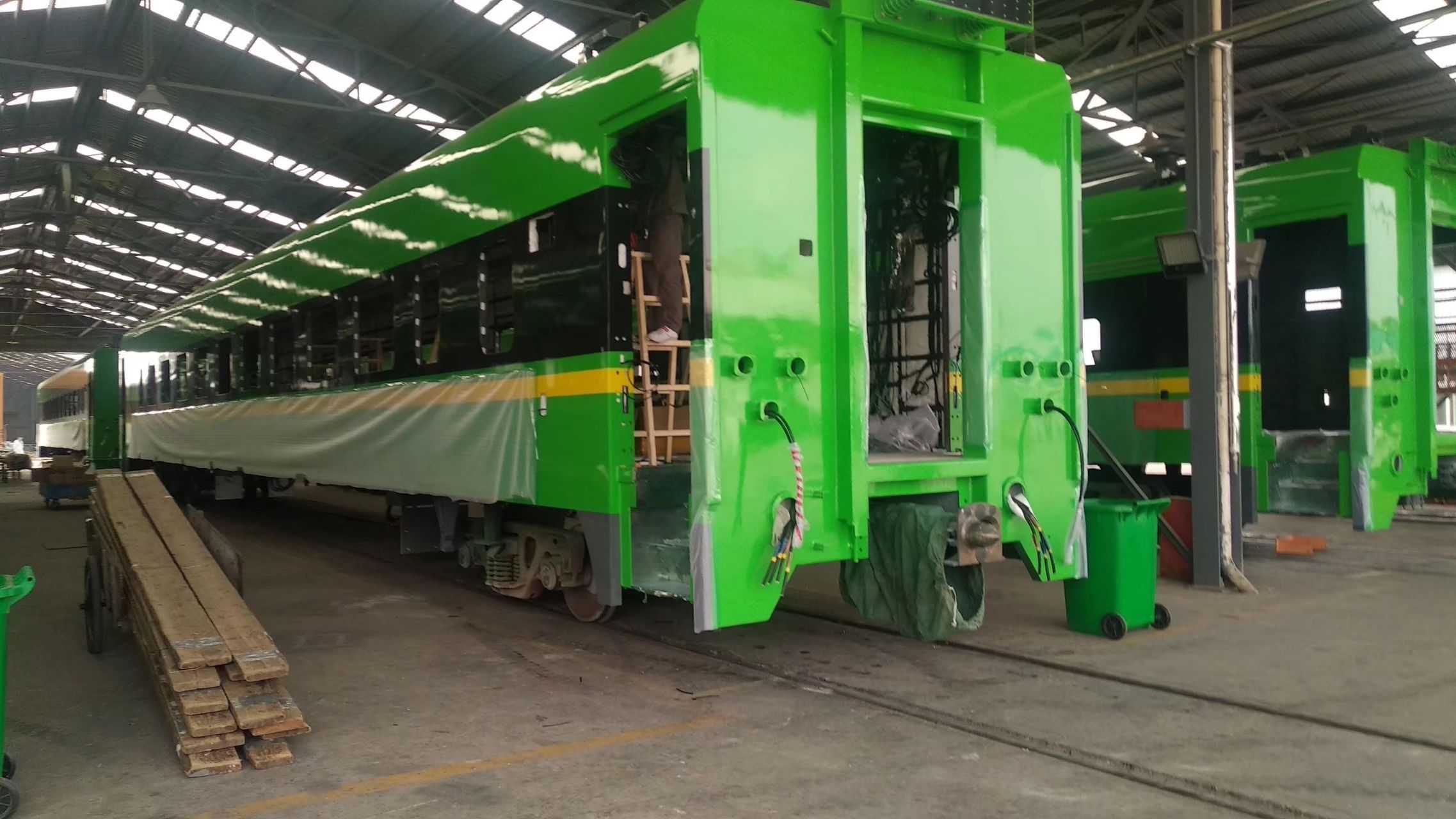 设计师是不是嫌麻烦就从边上垃圾桶吸了个绿色出来  显示全部