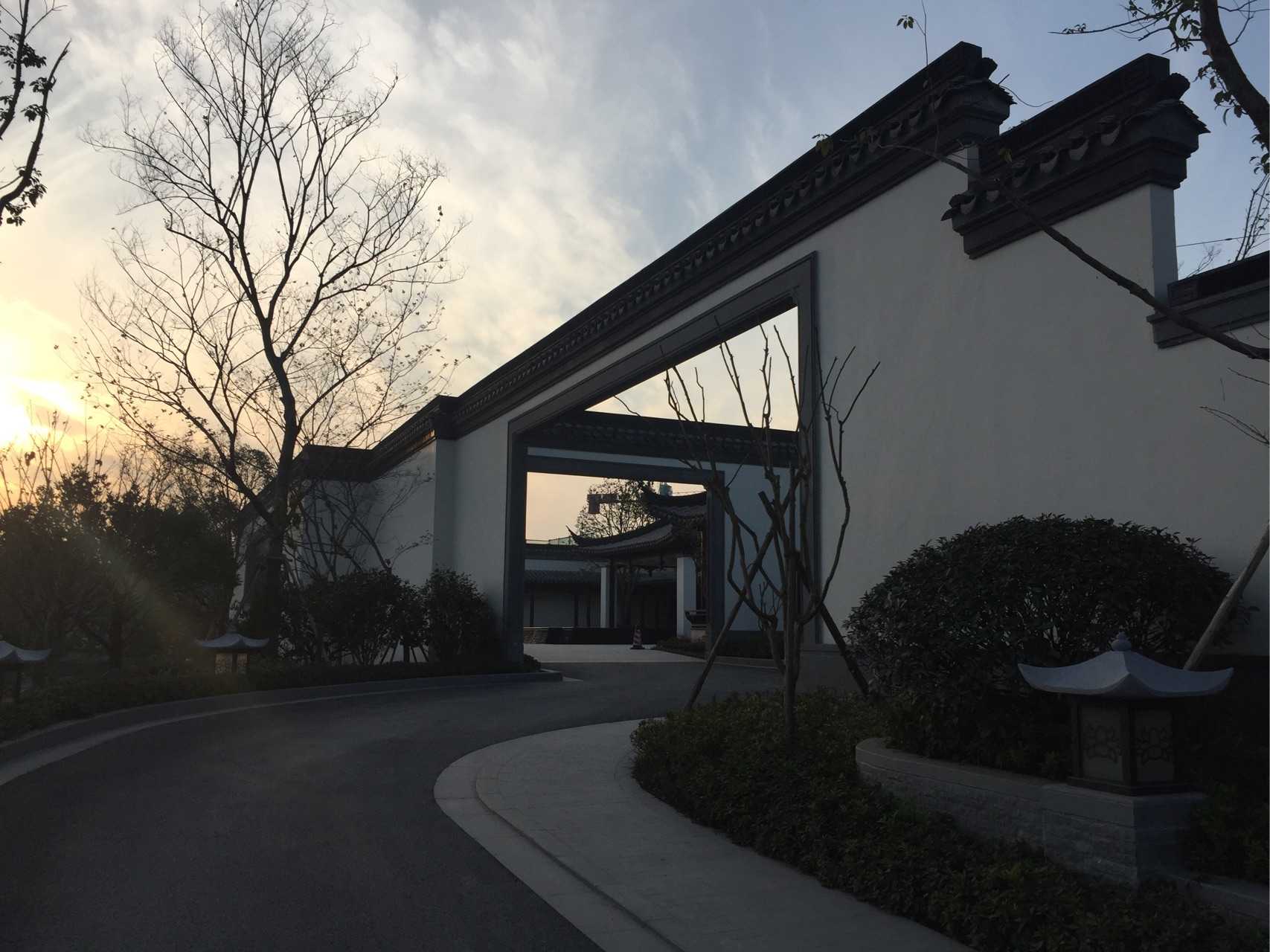 绿城的中式别墅系列—十里风荷,不过离杭州市区20-30公里远,要是江南