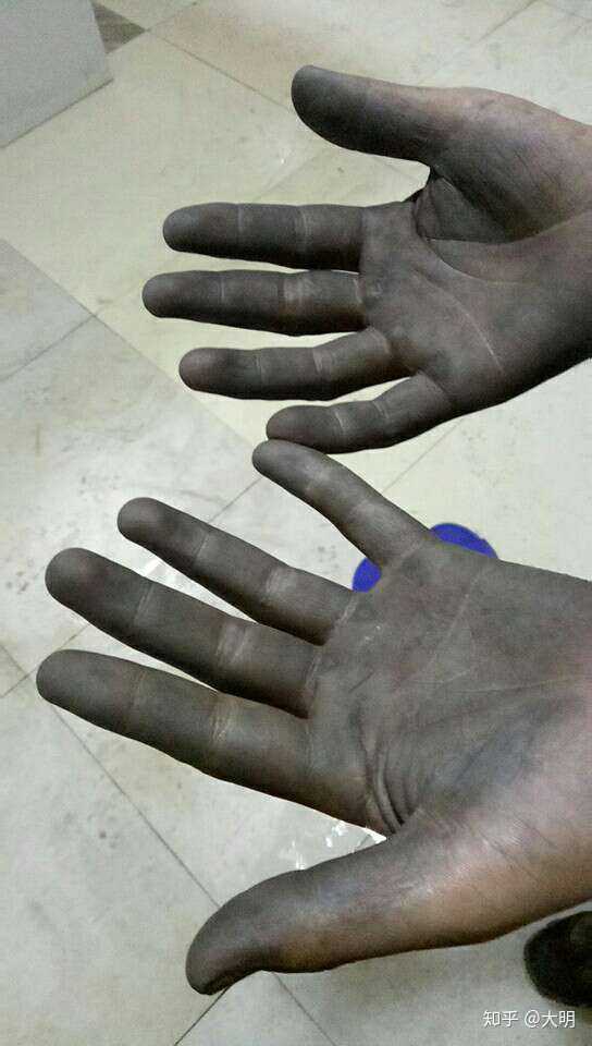 有人第一想法:挖煤的,是土豪啊 再者:捡煤渣子 再者:锅底灰 再者:不