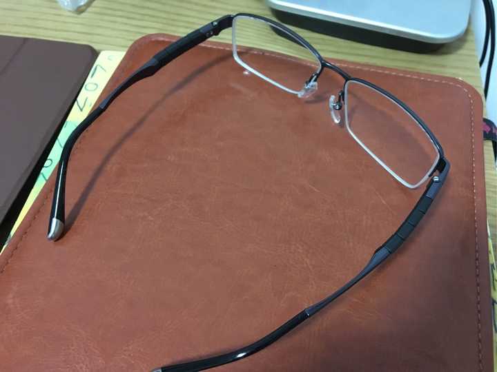 眼镜总是单侧下滑是否正常?