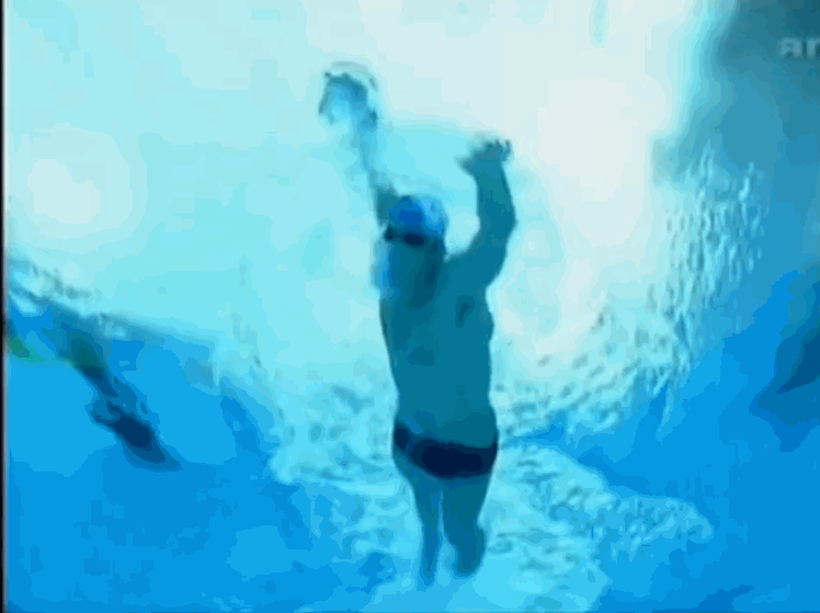 自由游泳鞭腿不像蝶泳腿那么明显,因为蝶泳腿的摆动源头是胸,而自由泳