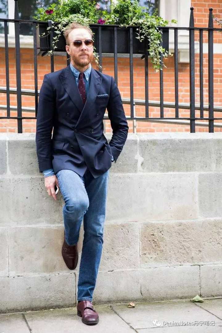 裤最适合不过,也可以让你的牛仔装扮更正式一点,不然,布洛克穿起来真