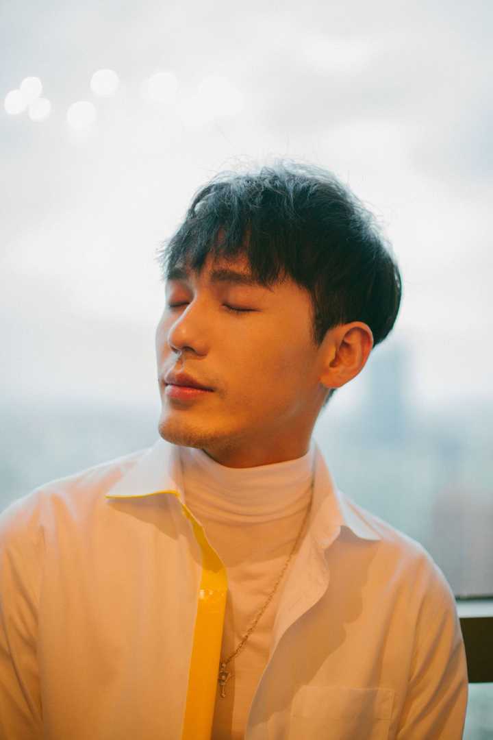 手动分割线————————— 白宇 有没有胡子都不娘