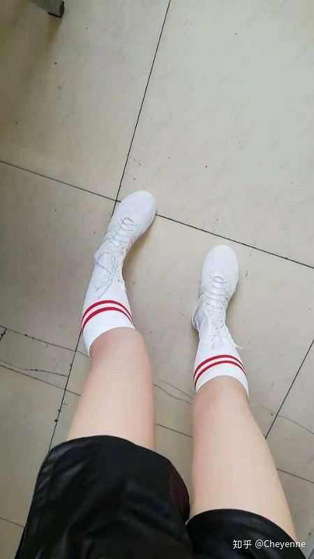 各位仙女姐姐们 你们下半身不冷吗 秋天上身穿毛衣下身就光腿?