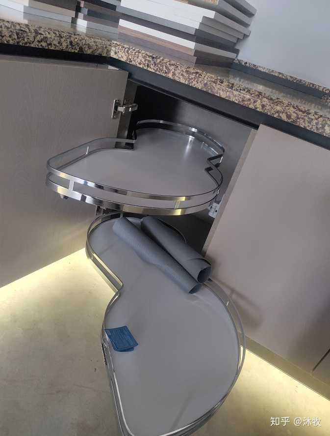 这是个转角处的飞碟拉篮,充分利用转角处.