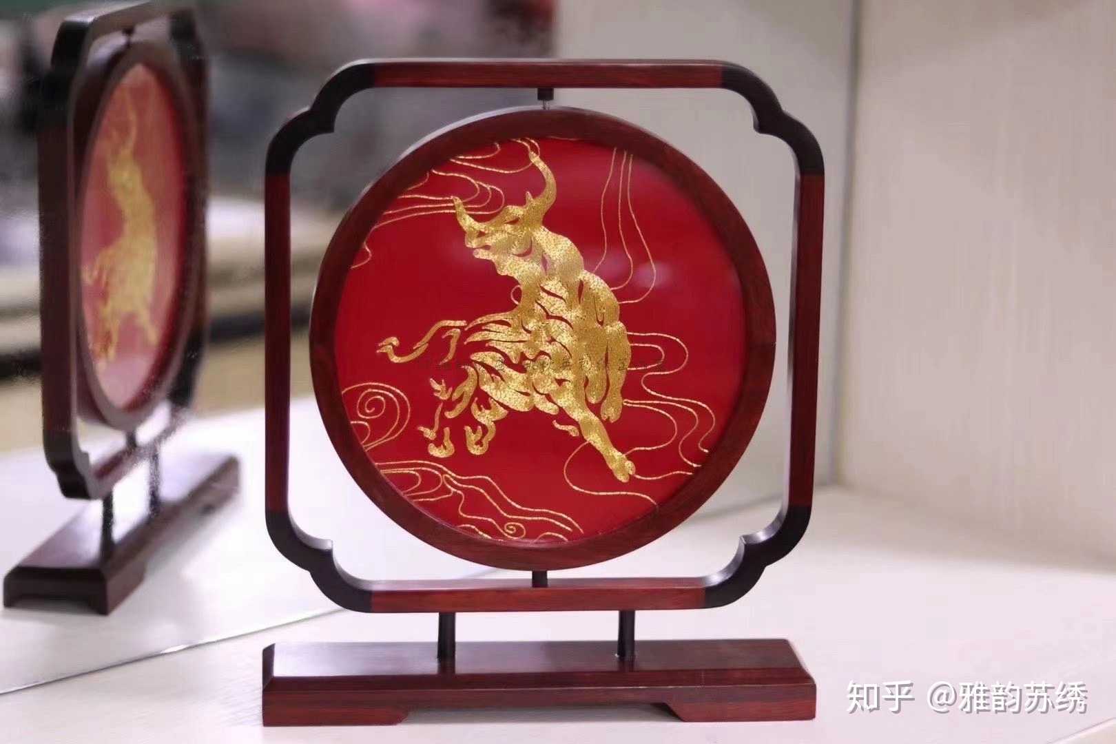 雅韵苏绣 的想法: 苏绣|牛气冲天 新品盘金绣金牛摆件 外框… - 知乎