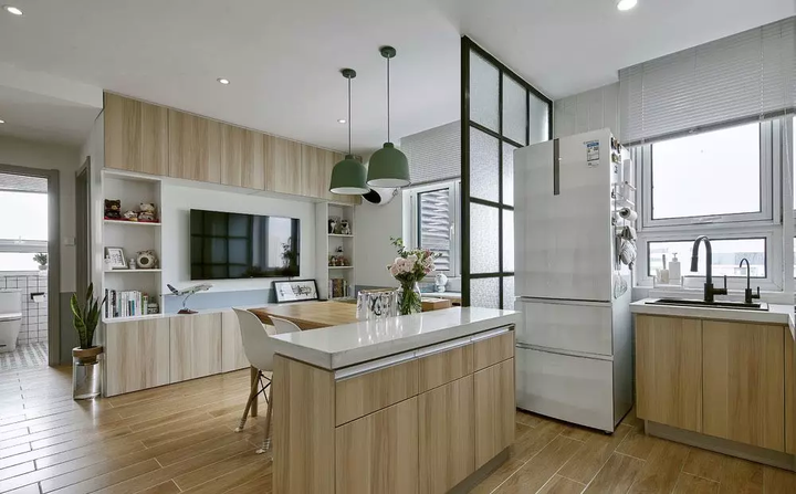 这组案例的玄关进门后,右手边是开放式厨房区域.