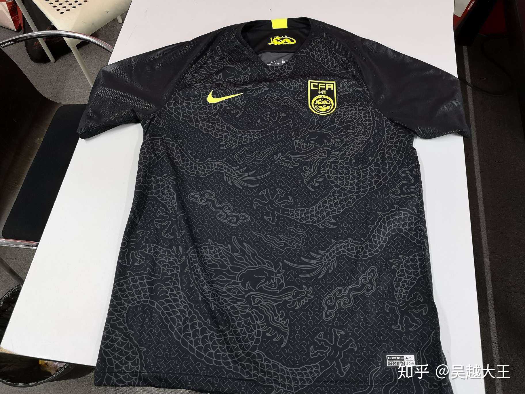 耐克今年给国足准备的黑色龙纹客场球衣,… -