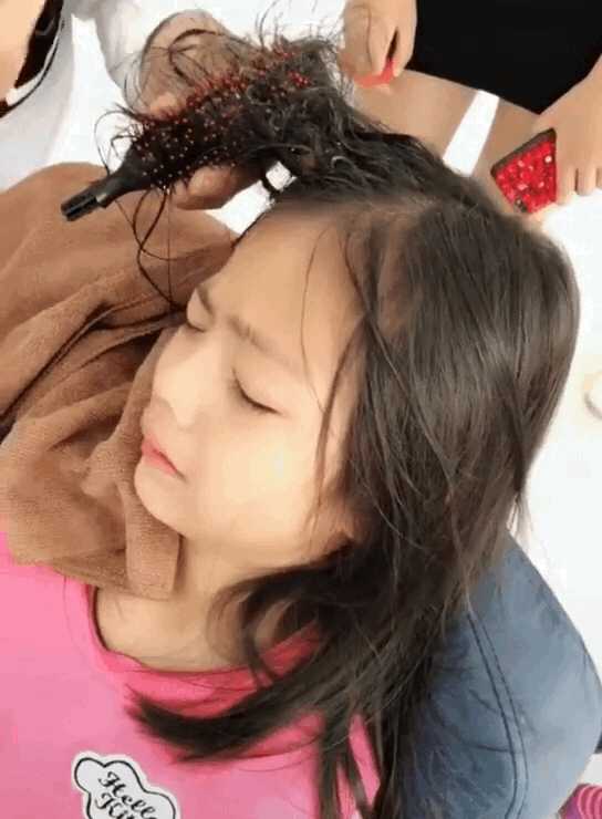 当然,这个办法如果觉得比较麻烦,太难学习,也可以把头发用手扭转吹干