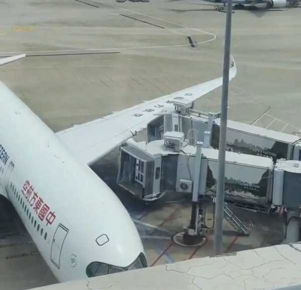东航A350撞击廊桥并反复开反推，大家怎么看？
