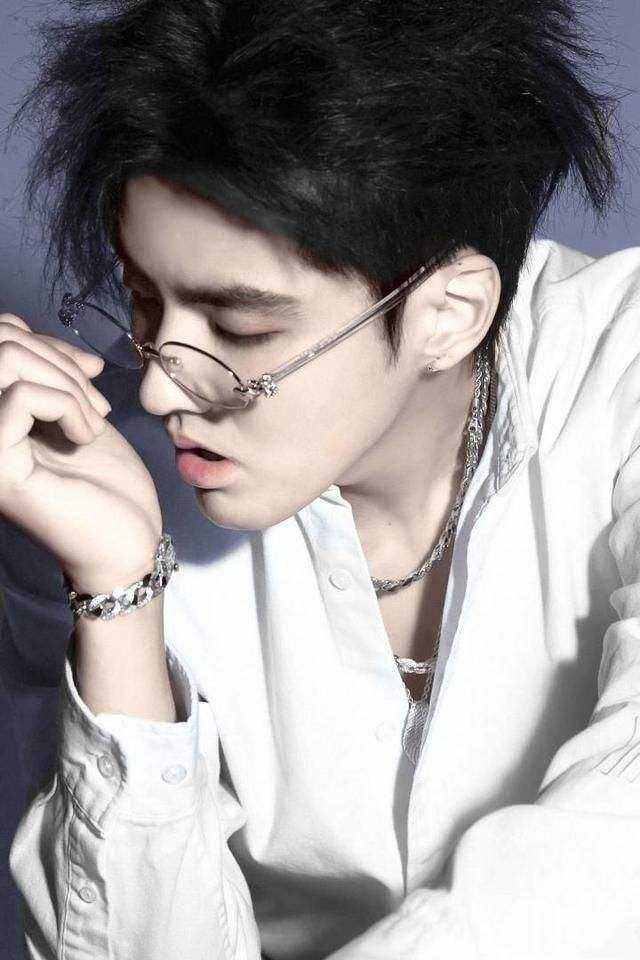 吴亦凡吧  喜欢了有5年了 这个颜可以磕一辈子的 随便从百度找了几张