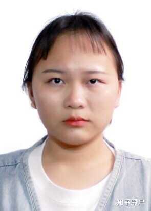 原相机拍出来脸是歪的.我上个证件照就懂了. 拍的毕业照.