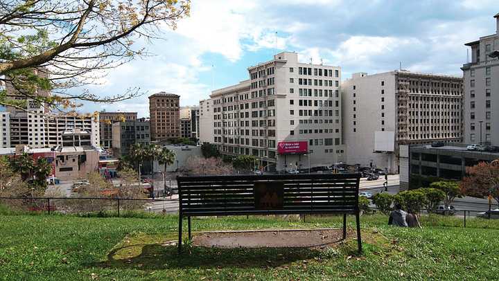 这是在洛杉矶,典型的郊区中产住宅区.