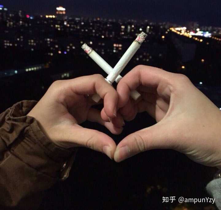 真实抽烟手照图片