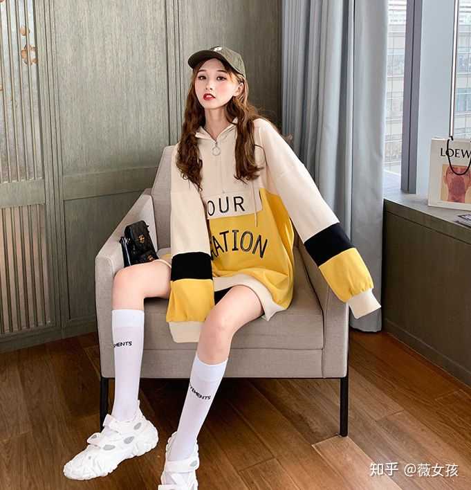 粉色帆布鞋 白色卫衣搭什么裤子呢?