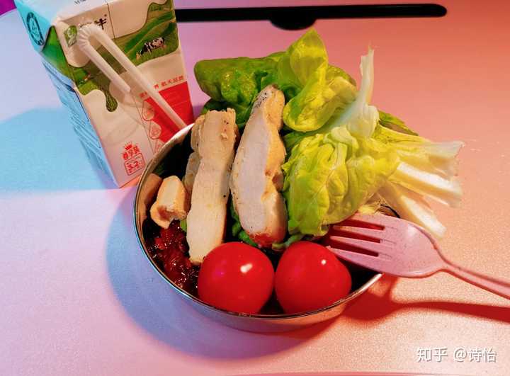 昨天晚上试验做的减肥餐,牛奶,圣女果,奶油生菜,鸡胸肉,还有一勺黄豆