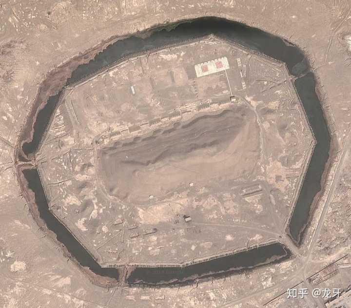 很明显,河是人工河,山是人工山. 再进一步放大,谜底揭晓了