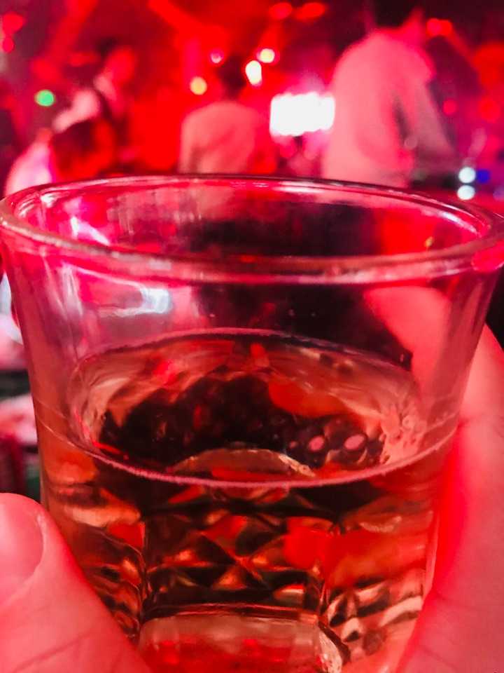 都在酒里,多少年没来酒吧了