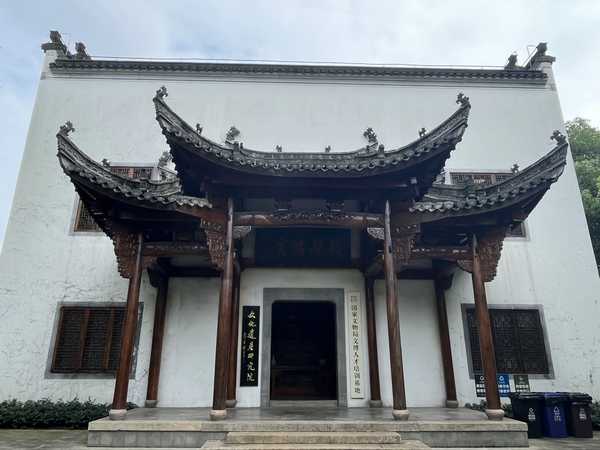 年轻一代愿意从事文物修复行业的人变少了吗？这个行业最大的坚守与孤独是什么？