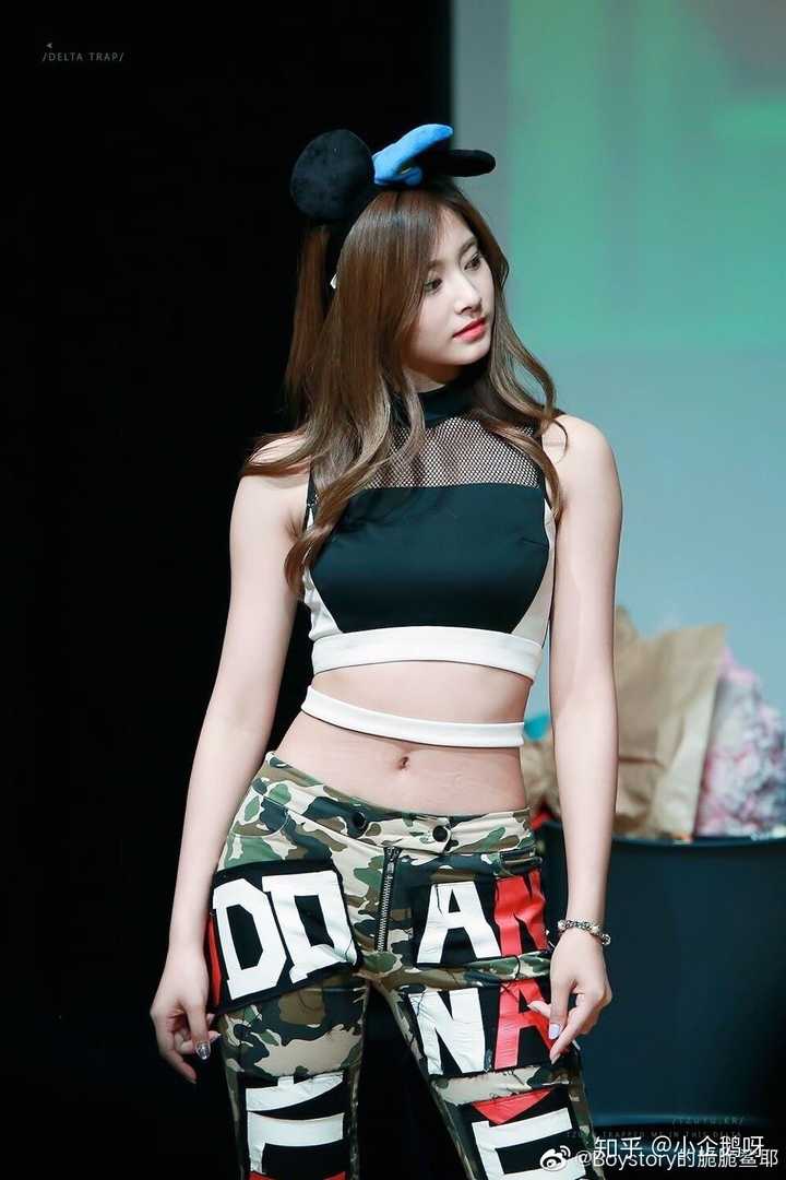 twice周子瑜的脸和身材怎么样,pc为什么捧她是神颜?