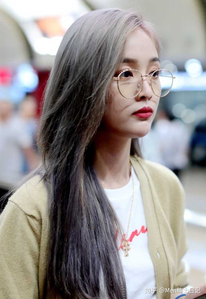 程潇本身的气质是跳脱嘻哈的,但戴上这种文艺感十足的椭形眼镜时,反而