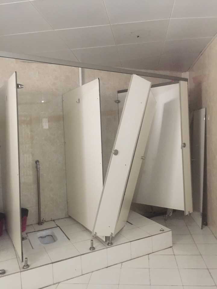 大学的体育馆里的厕所?很牛!