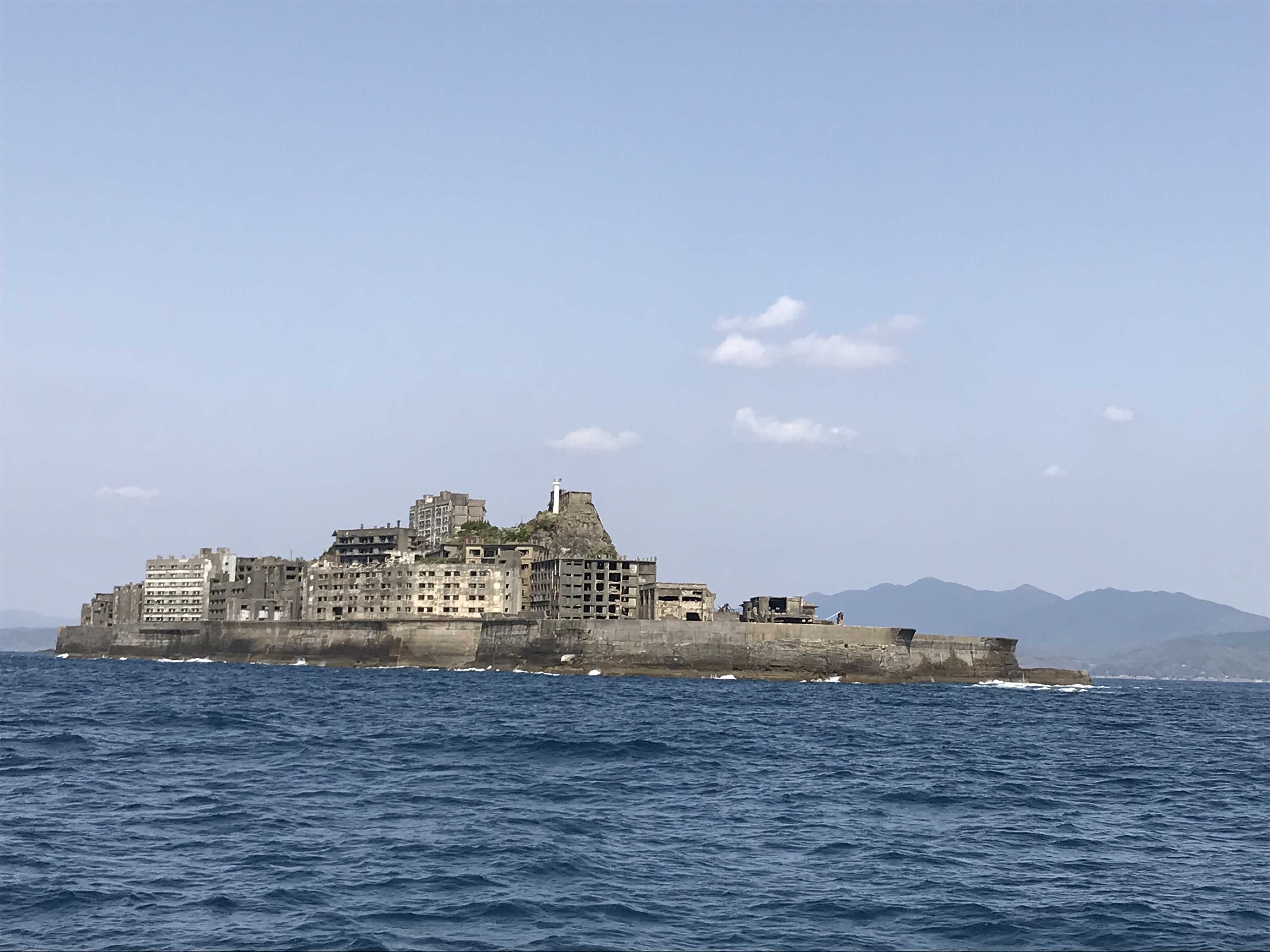 长崎坐船过去半小时,一座荒废了四十几年的鬼岛,因为形似军舰所以被