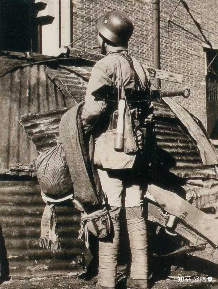 淞沪会战时期背负大砍的德械师士兵