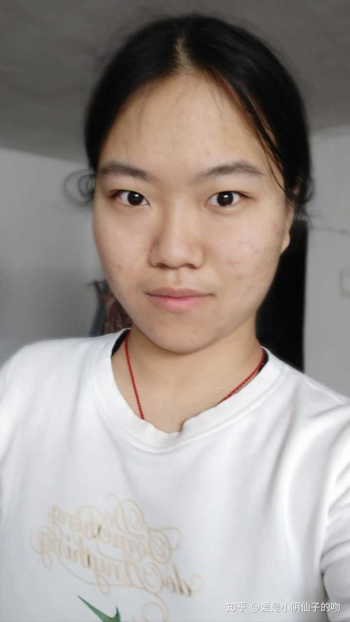 这个女生的眼睛小吗?