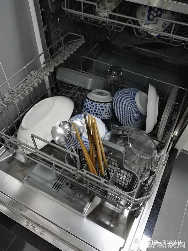 最后说一下使用成本，洗碗机不仅用水电，还要用洗碗粉、亮碟剂、专用盐