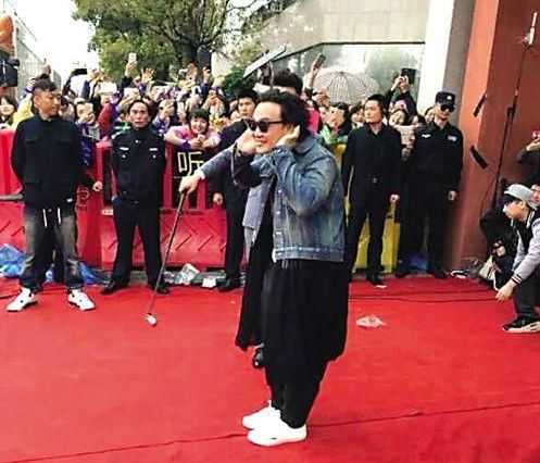 如何拍照才能将个子矮的人拍得高一些.