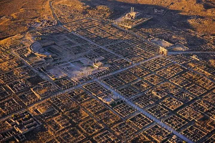 古罗马提姆加德(timgad)遗址也展现了当时人们就开始使用网格路网规划