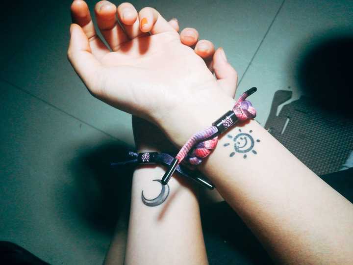 女生有个特别漂亮的女朋友是什么体验?