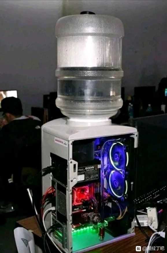 图片来源于煎蛋网无聊图,原图出处@图拉丁吧