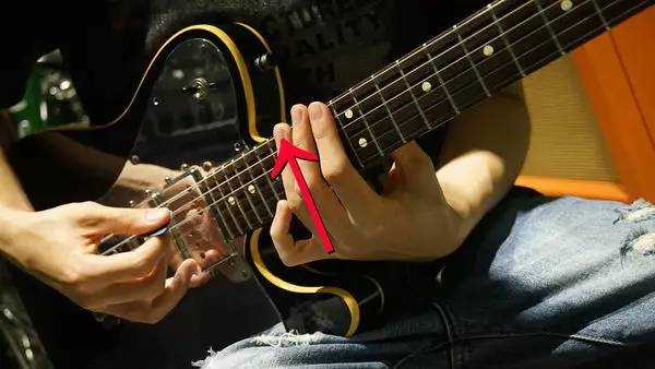 如何正确的练习吉他的左手手型?