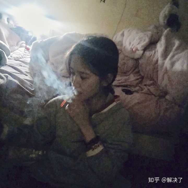 15岁女孩抽烟图片