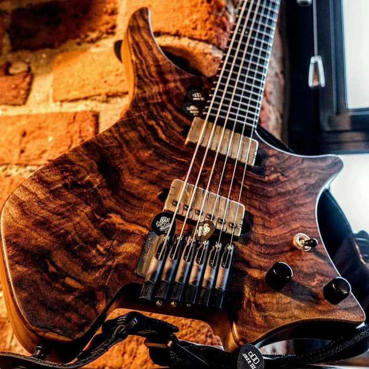 并配以文字:想要学djent先来一把blackmachine吧,啥?