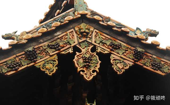 除了屋瓦,博风板,悬鱼,惹草等屋顶的装饰物都需要铁钉固定.