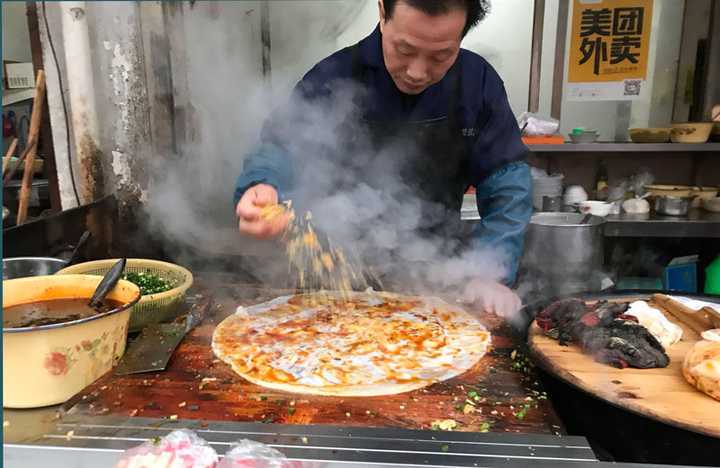 早餐时间在各个摊点上都有卖,不同师傅做的口味不同,这家是我最喜欢的