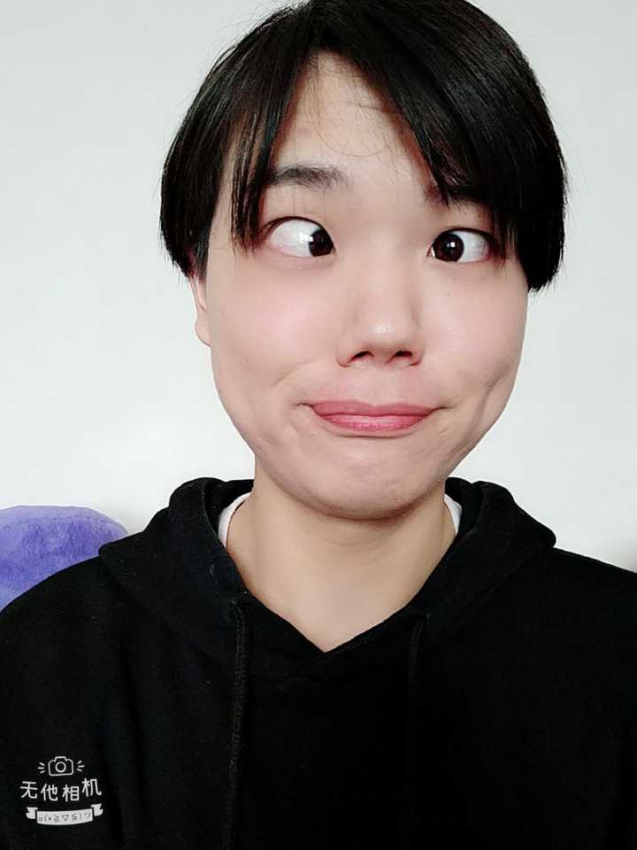 了这货的逗比属性就漏出来了，我们建了个群，天天给我们发类似这种自拍