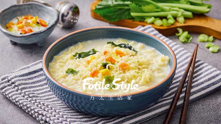 加牛奶煮出的 牛奶鲜虾鱼板面(菜谱内页 ),怎一个鲜字了得!