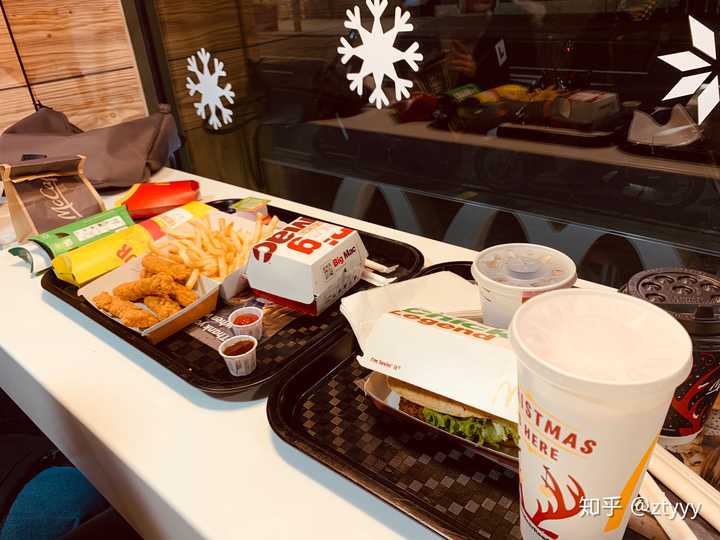 麦当劳服务生在递给我甜筒的那个瞬间,甜筒掉了,谁的责任?