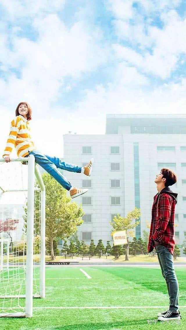 而男生则要无时无刻不显现出坚强的一面?