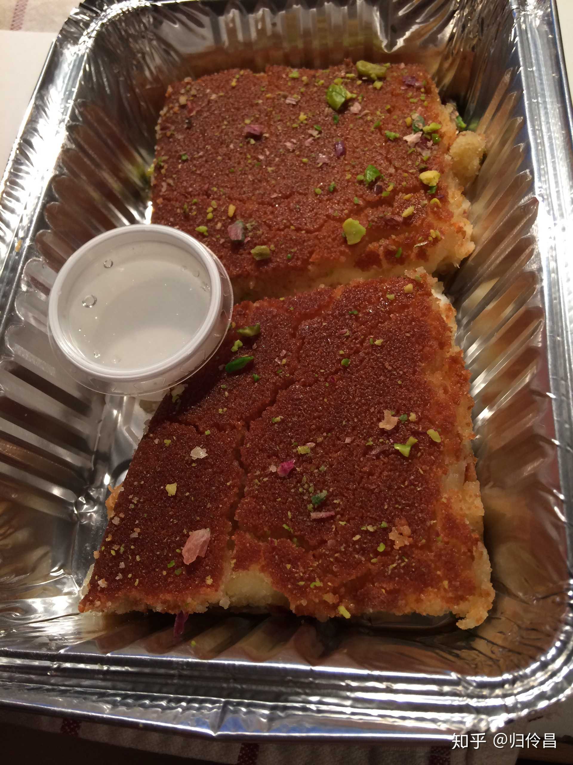 库纳法是一种表面糖浆,内部奶酪的点心,吃的时候可以