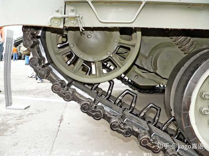 某型坦克双销,双块履带,可见规正齿位于中间.