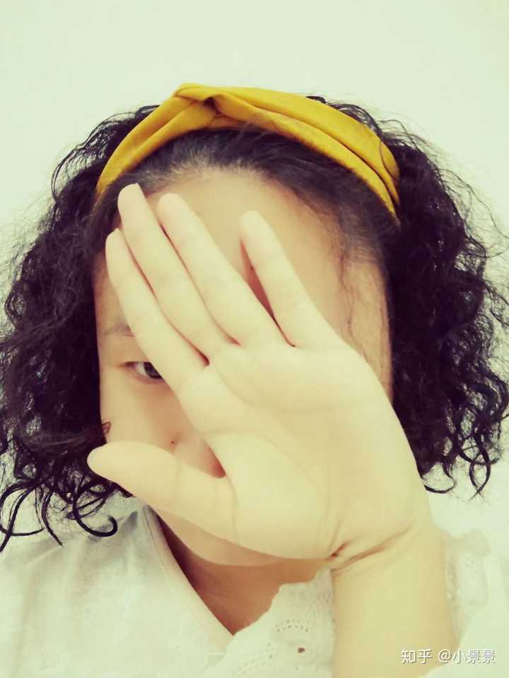 很多人认为我的头发是去理发店里烫的,然而不是,那是天生自然卷的