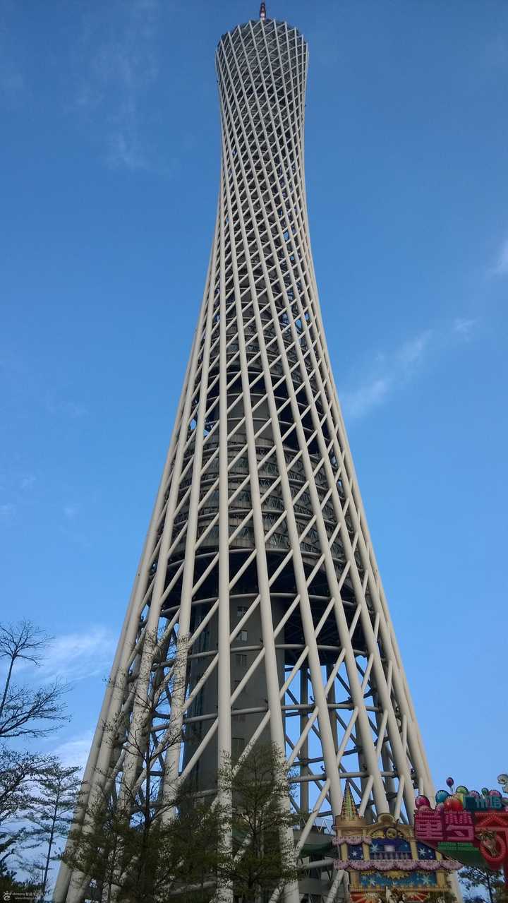 直纹曲面由一条直线通过连续运动构成,因此钢筋在布置时 不需要弯曲