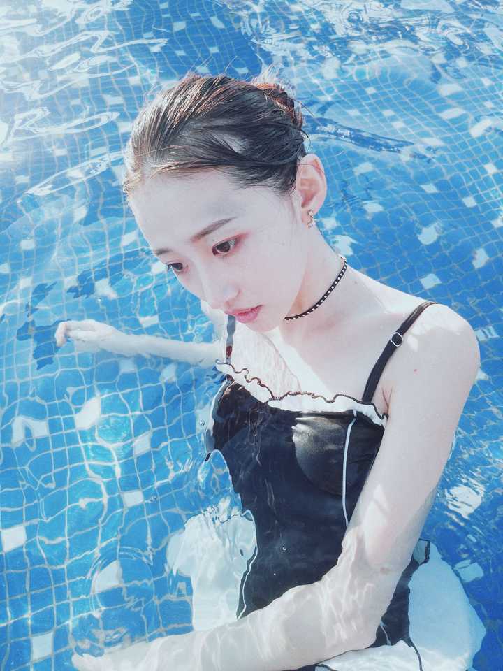 穿基础款死库水游泳是否羞耻?