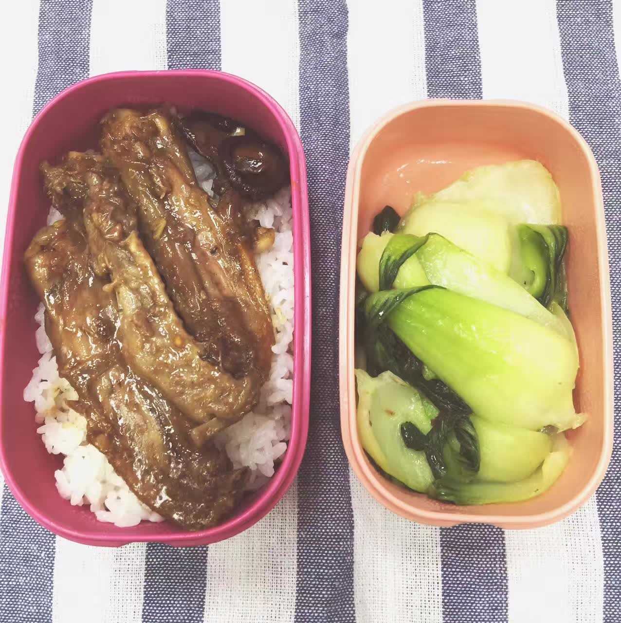 八角 桂皮 和干辣椒少许,爆炒再加少许老抽染色放入啤酒(不要放水)和