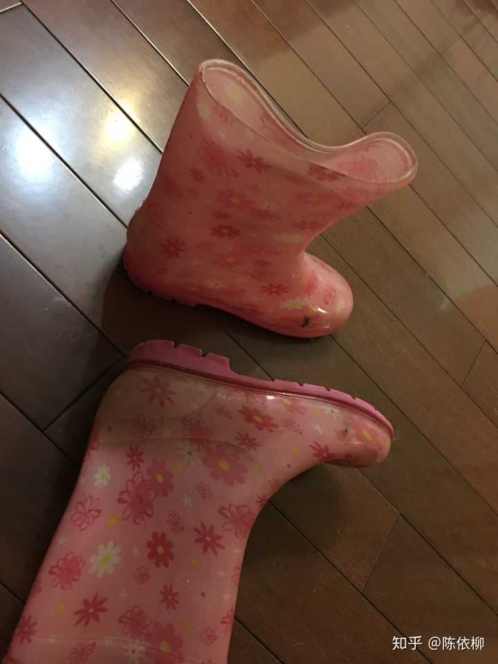 面对下雨天,仍然不愿意穿拖鞋或者凉鞋的人拥有一种怎样的心态 ?